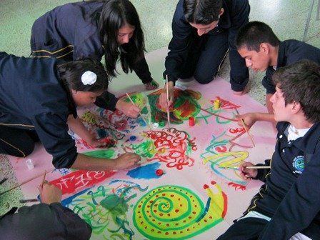 Grupo de jóvenes estudiantes elaborando el mandala - circus fotografía Patricia Romero Sánchez