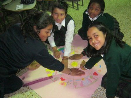 Grupo de estudiantes de la IED San Isidro Sur Oriental elaborando el mandala fotografía de Patricia Romero Sánchez